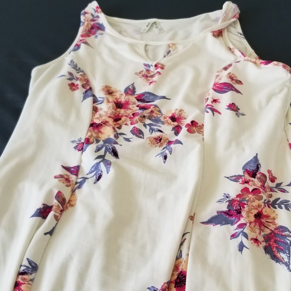 Dress Flowy Dress just above Knee